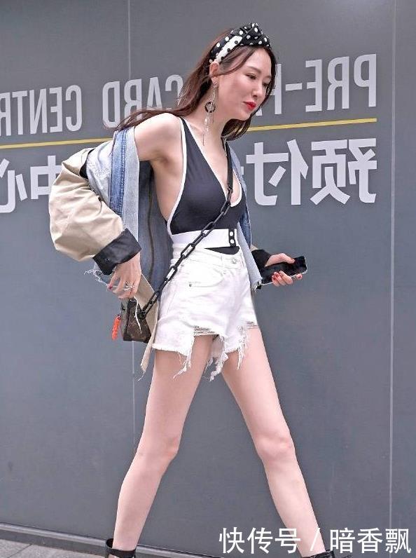 街拍:年轻视频的香肠,美女好,无论穿都穿吃时尚美女身材图片