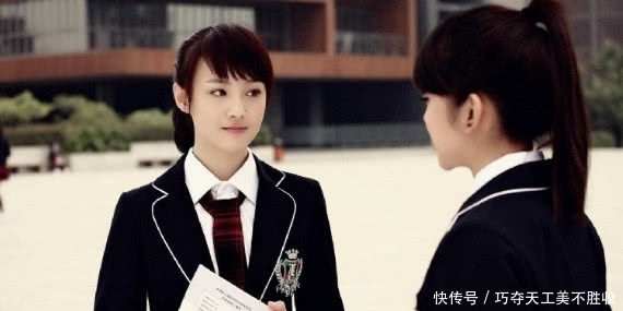 郑爽最新下班图,大领衫背书包,侧身一刻是最初