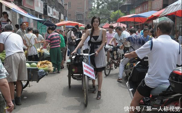 女子在街上卖豆腐，生意非常火爆，知道原因后大家都愤怒不已