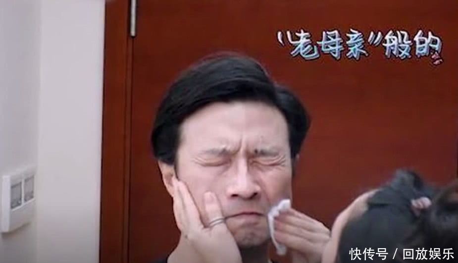 章子怡帮汪峰卸妆,当汪峰卸妆摘下眼镜后,瞬间