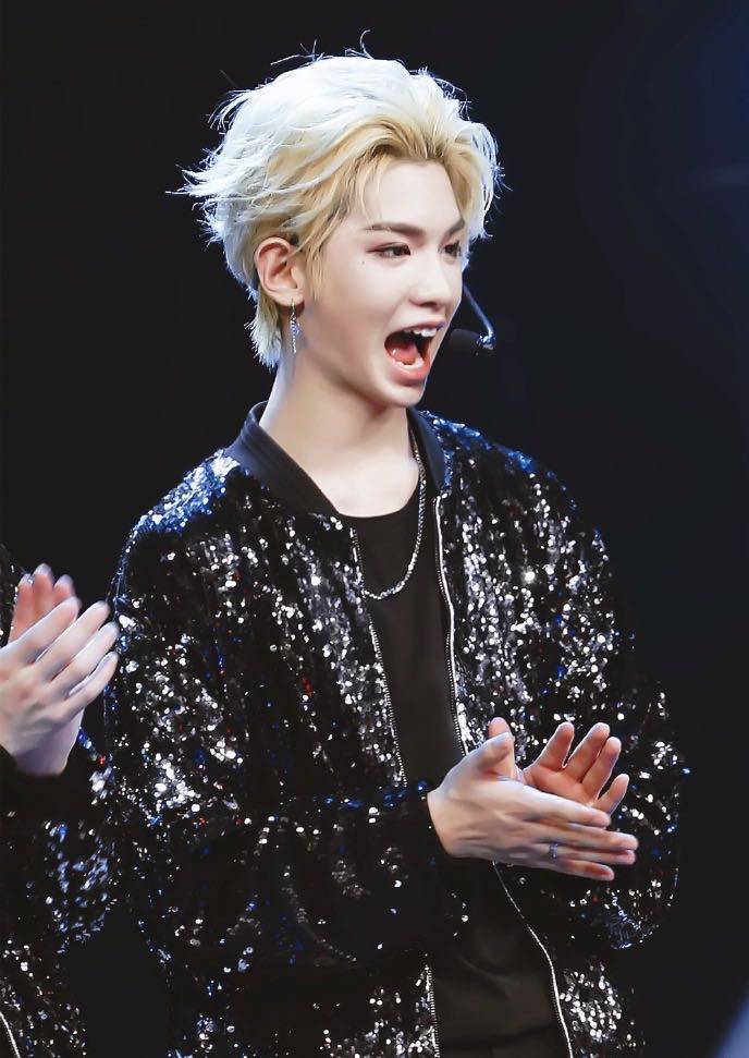 百分九成员Justin的最新机场穿搭,可萌可帅气的