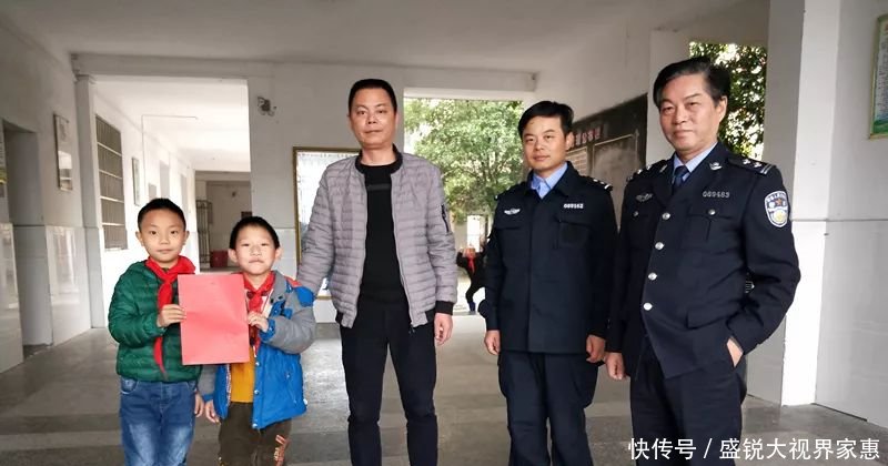 娃警局门口玩猜拳走前还放纸条提要求 警察蜀