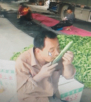 大叔你削瓜皮的功夫还真不错&hellip;&hellip