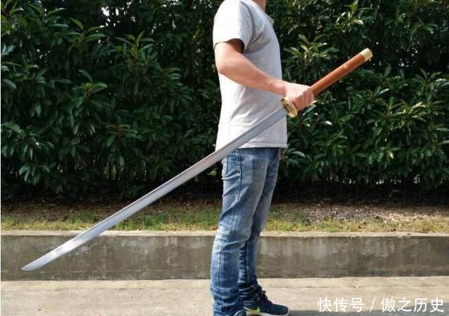 日本武士刀风靡全球,但抗日名将发明一把刀,专