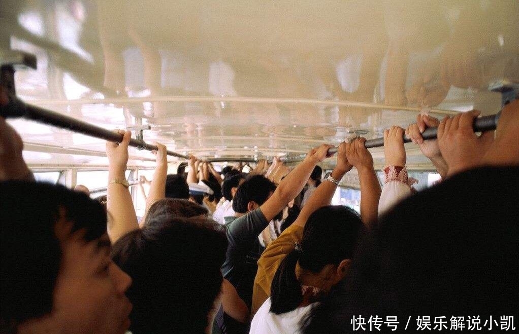 女大学生没给老头让座,被其女儿打一耳光,她母亲一来老头脸红了