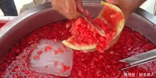 小伙在街边这样加工西瓜,做出来的东西很美味