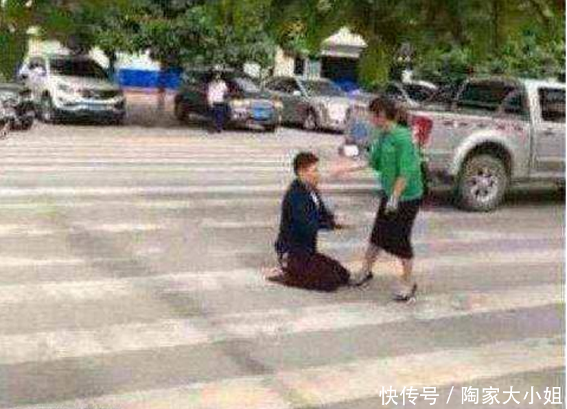 男子当街下跪给妻子道歉,过了一会后,却让女子