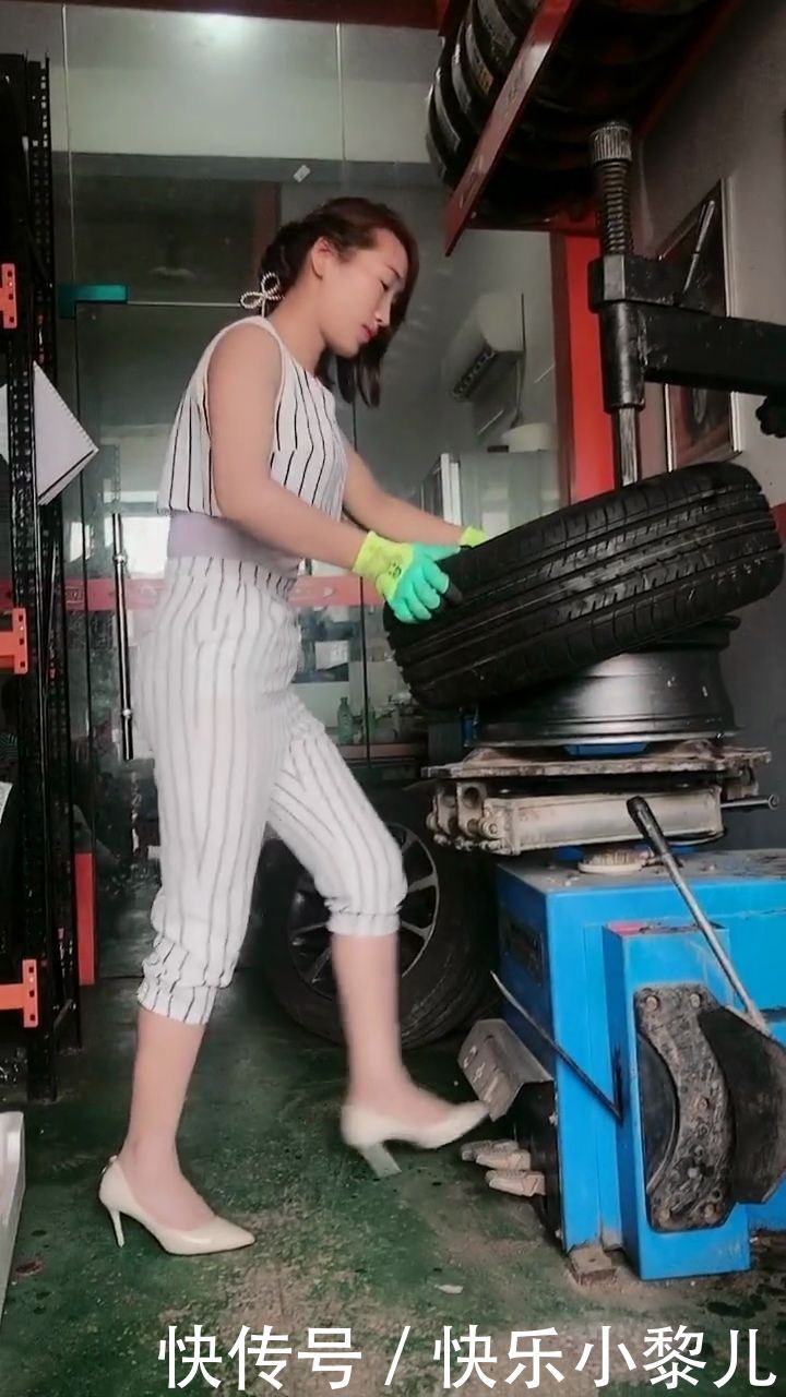 穿上一身休闲服装的辣妈,干活的模样,尽显女人味 AG百家乐网站