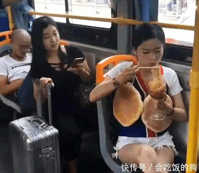 女子上公交车就吸引全车人目光，随着女子的动作，让全车人流口水