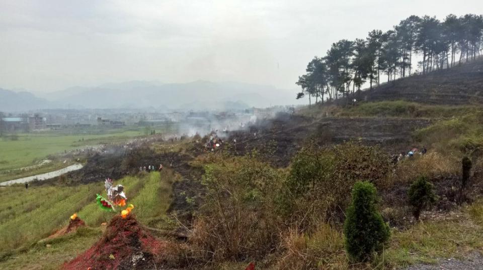 农村扫墓祭奠活动很是热闹,在外面的人都纷纷地赶了回来