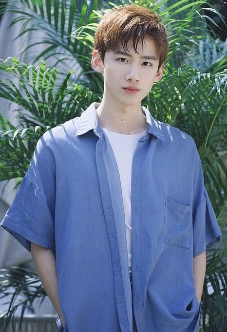 人称小周迅的她霸占白敬亭微博置顶多年,颜值