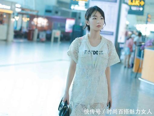周冬雨她身着白色连衣裙,搭蕾丝透视长款拉链