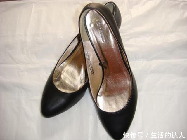 女教师下班回家,发现床底高跟鞋被人动过,偷偷看了眼床底,傻了