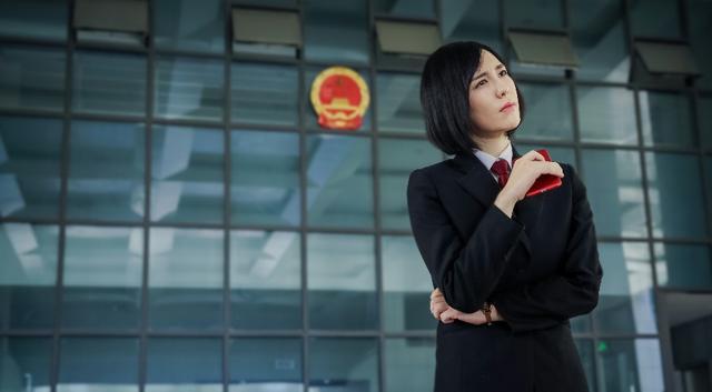 以一己之力扛起剧中的所有感情线！吕佳容凭《执行利剑》再次走红