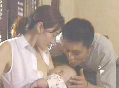 男子因羡慕女儿吸奶,跑妻子胸前也吸奶,结果妻子被送医院抢救