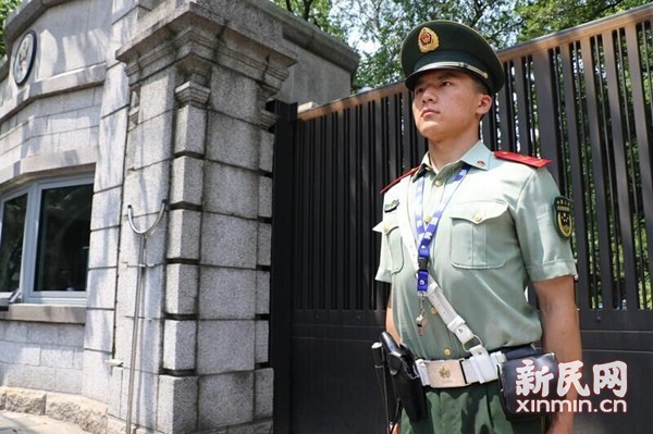 担任某国驻沪领馆警卫的武警上海总队三支队战士陈兆昌正在执勤.