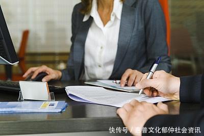 10万元存银行定期十年,一年后却取不出钱银行