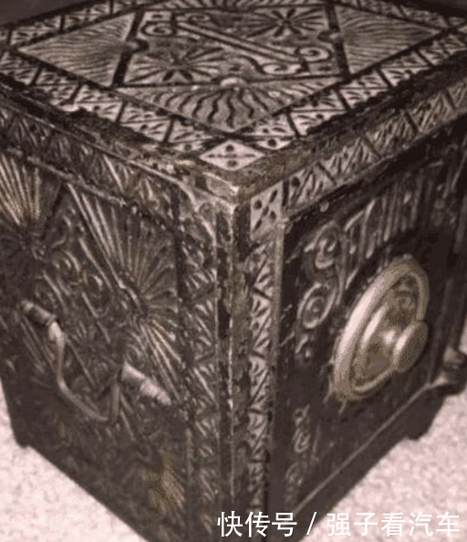 男子整理父亲遗物时,在床下发现一密码箱,好奇