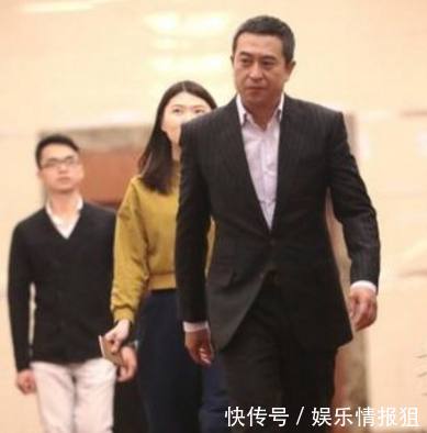 同样模仿张嘉译走路,沈梦辰被骂,而关晓彤却没