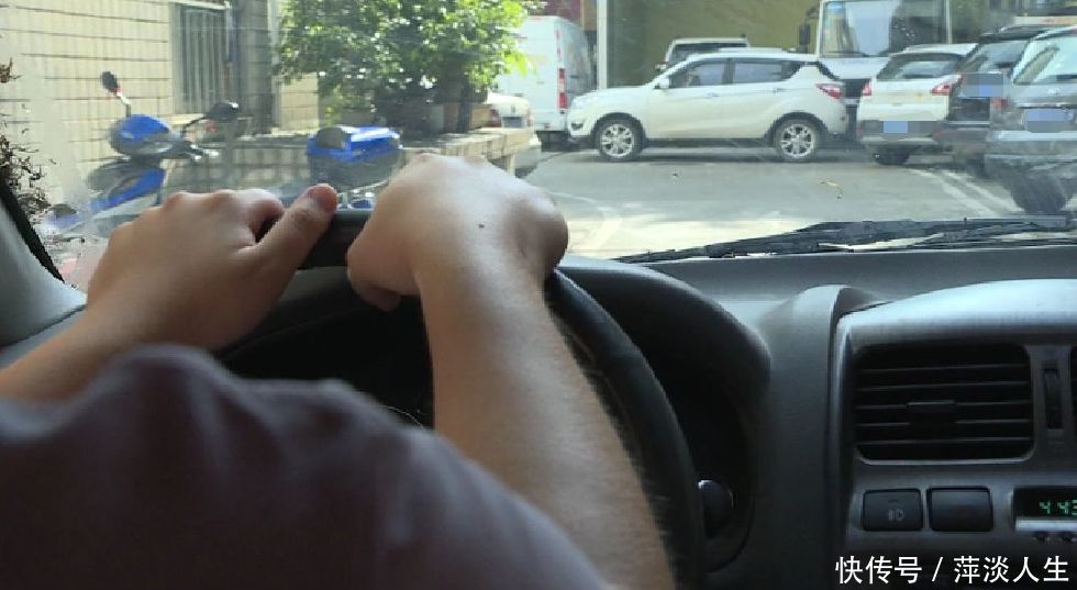 南宁一女乘客被滴滴司机骚扰:锁车门,不给号码