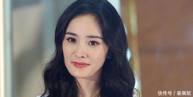 杨幂白裙红唇长发披肩 浅笑撩发似洋娃娃