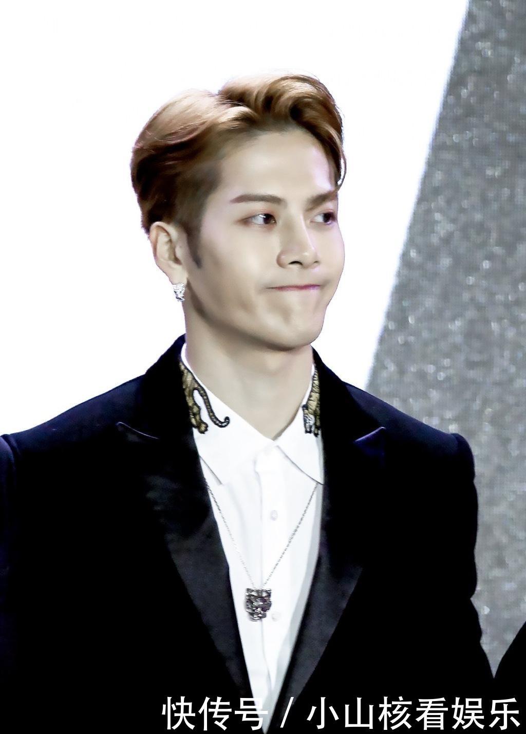 王嘉尔接受采访表示不喜欢在KTV唱歌,何炅是