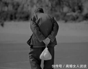 父亲去世,几个儿子争房子,只有女儿收拾父亲衣物,看到衣物傻了