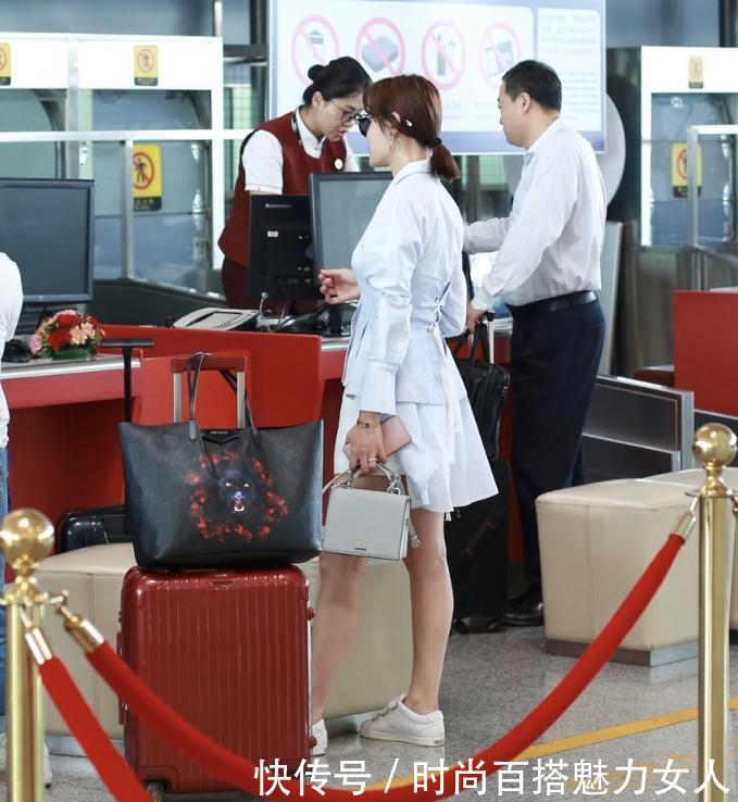 一茜身穿收腰小西服显优越身段,搭配白短裤清