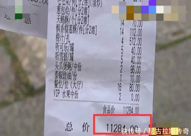 14个人吃饭，店员送上56盘菜，结账时要1万元，老板：提醒过！