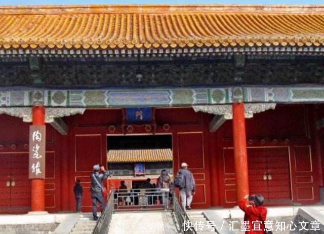 北京故宫的房屋数量据说是9999间半,那半间是