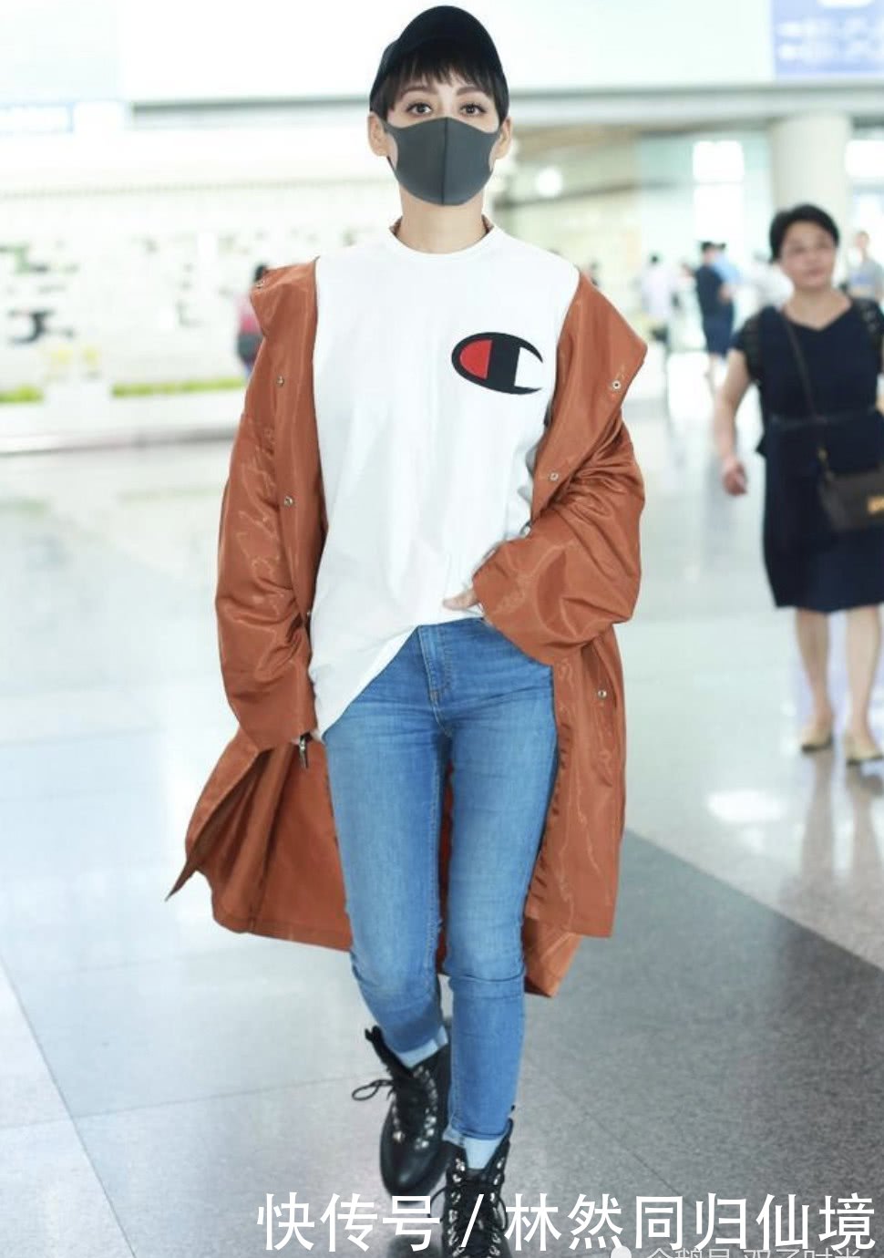 宁静真敢穿!美腿又细又长还穿液体鞋,真的有