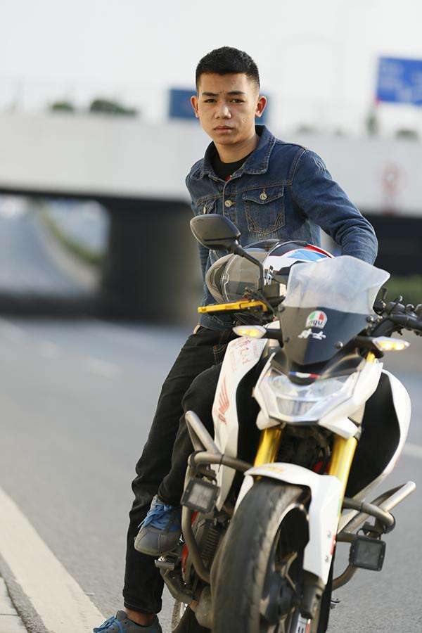 19岁搬运工骑摩托车从广东回四川, 全程三千里