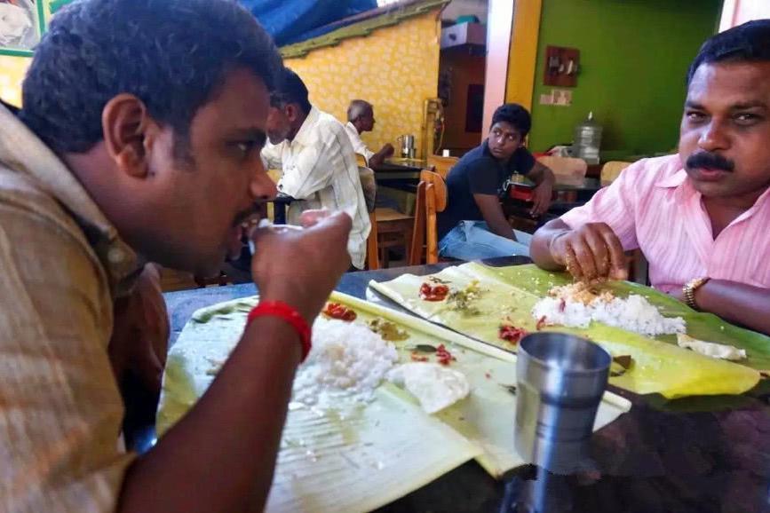 印度人来中国吃自助餐,不吃山珍海味,唯独把西