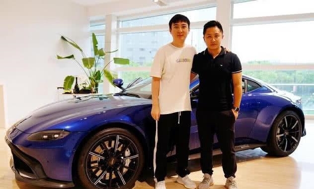 王思聪兑现诺言,一年前承诺的IG战队跑车已送