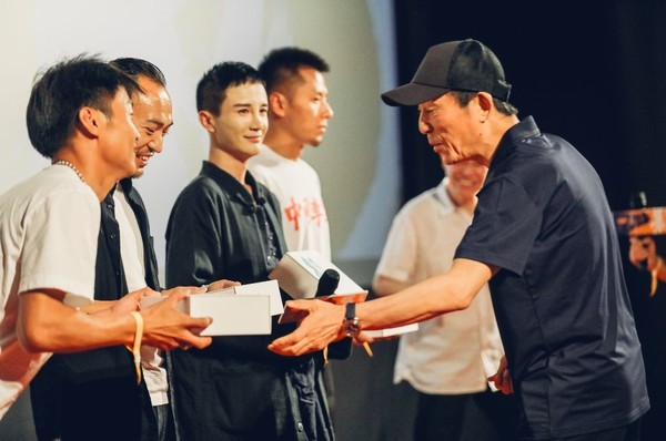 原来《影》中不止邓超一人分饰两角，张艺谋背后的影子们也各个身怀绝技！