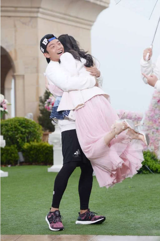 5位抱过杨颖的男星,图一衣服差点掉了,最后一