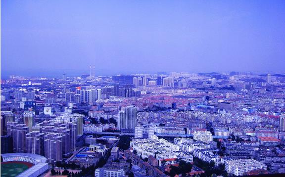 地级威海市包括威海经济技术开发区(国家级)、国家级威海进出口加工保税区(国家级)、国家级威海火炬高技术产业开发区(国家级)、环翠区、工业新区、文登市、荣成市、乳山市。至2011年底,共49个镇、22个街道办事处、2513个村民委员会、396个居民委员会。 威海经济技术开发区(国家级) 威海经济技术开发区是1992年10月经国务院批准成立的国家级开发区,与威海出口加工区实行两区合一的管理体制,总面积198平方公里,建成区面积39平方公里,辖3个镇、3个街道办事处、98个村居,全区户籍人口13
