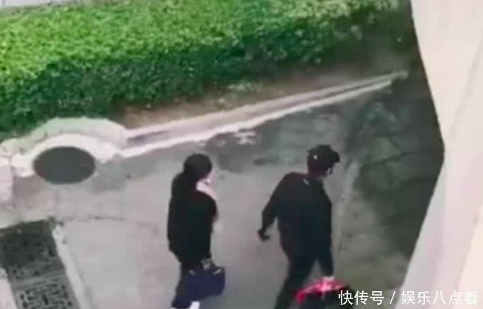 赵丽颖产后高调出院,和冯绍峰手牵手同行,宝宝