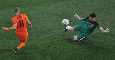 南非世界杯决赛罗本单刀错失是谁的原因?_36