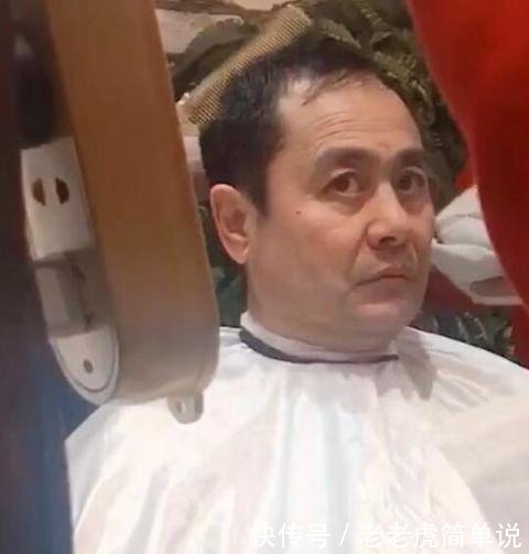 杨幂爸爸风波后现身理发店,剪头发的价格亮了