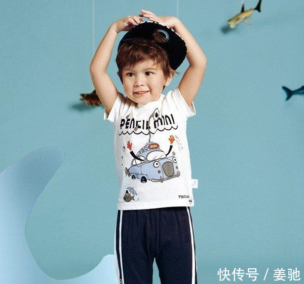 深蓝色五分裤可以搭配什么上衣 蓝色裤子搭配