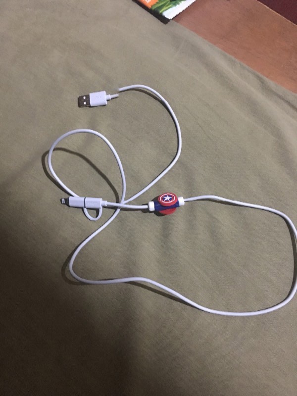 求ps大神帮我把这2根数据线p的四个头剪断的效果,真实