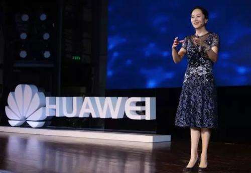 孟晚舟一家早年合影，三个儿子与一个小女儿围在身边