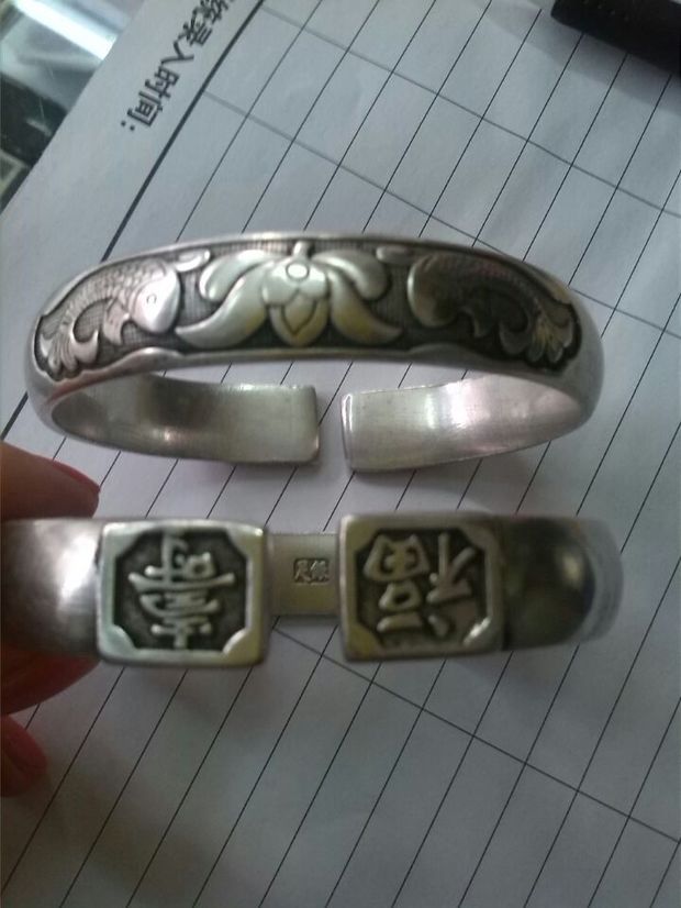 双鱼戏莲足银福寿手镯一对多少钱啊?是个老先生卖我的