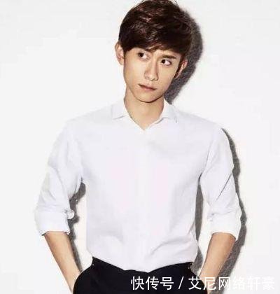 有一种坐姿叫张一山的坐姿,明明很普通,你却驾