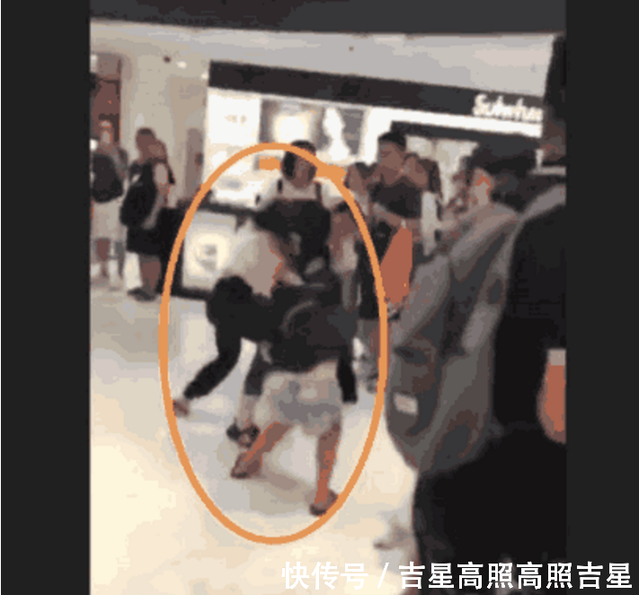 两名女游客韩国免税店斗殴, 男子抬脚猛踹一女