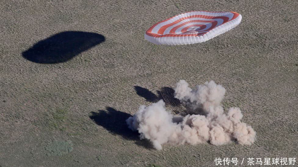 哈萨克大草原壮观景象，联盟号宇宙飞船搭载三名宇航员成功降落