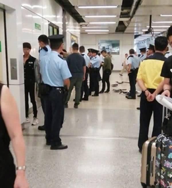 “黑衣人”持攻击性武器乘坐港铁,警方拘捕8人 bt365游戏