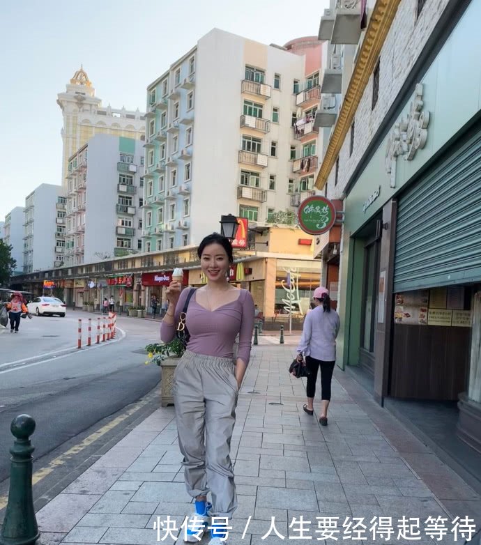 本是一名普通女大学生,却因为刘强东而爆红,迅