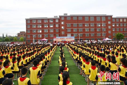 将帅后代出席小学揭牌 临川八一希望小学举行揭牌仪式